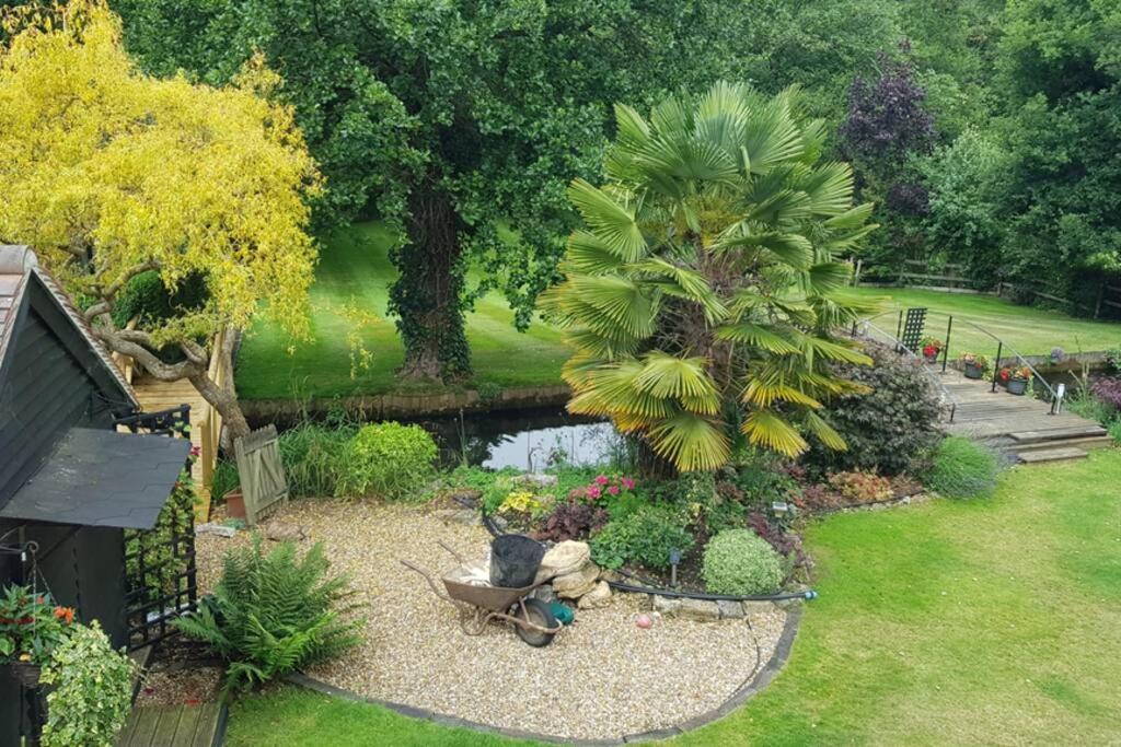 Riverside Lodge Pied A Terre Fordingbridge Exterior photo